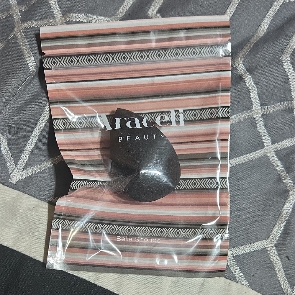 Araceli Beauty Bella Sponge